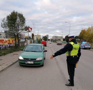 Policjant kontroluje kierującego