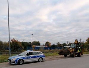 Policjant przeprowadzający kontrolę