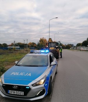 Policjant  kontrolujący kierowcę