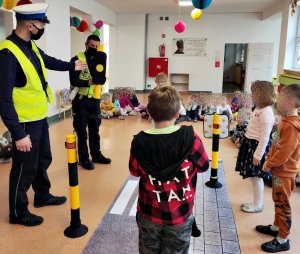 Policjanci z WRD w przedszkolu rozmawiają z dziećmi