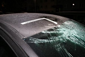 Rozbita szyba w samochodzie
