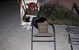 Noc, parking, różne przedmioty, m.in. krzesła, fotel