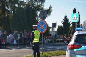 Policjant dbający o bezpieczeństwo w pobliżu cmentarza