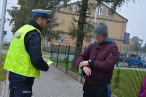 Policjant wręcza odblask