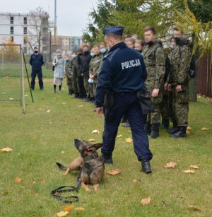 Policjant przewodnik psa oraz młodzież