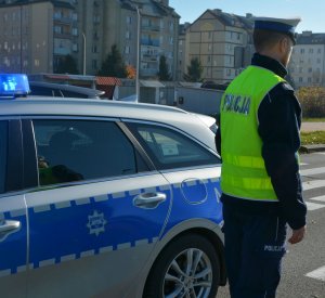 policjant przy radiowozie