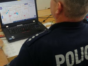 policjant przed laptopem