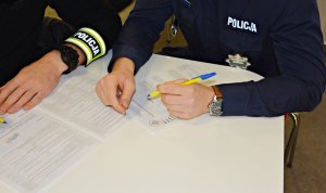 Policjanci wypełniają dokumentację