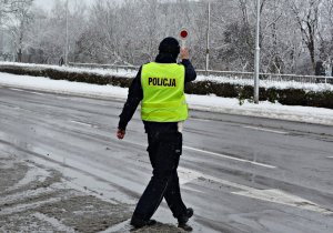 Policjant WRD zatrzymuje pojazd, aura zimowa