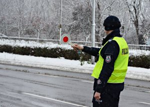 Policjant WRD zatrzymuje pojazd, aura zimowa