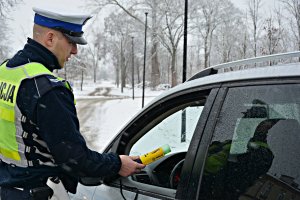 Policjant WRD sprawdza trzeźwość kierowcy, aura zimowa