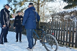 Dzielnicowi sprawdzają tereny zielone, pustostany- krajobraz zimowy, rozmawiają z rowerzystą