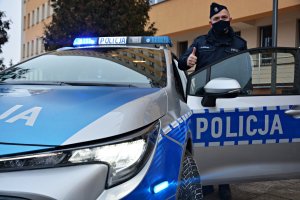 Nowy Radiowóz oznakowany w KMP Suwałki, obok policjant