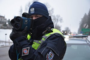 policjant WRD mierzy prędkość pojazdów