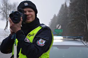 policjant WRD mierzy prędkość pojazdów