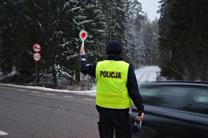 policjant WRD zatrzymuje pojazd do kontroli