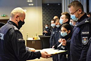Spotkanie wigilijne, I Zastępca Komendanta Wojewódzkiego Policji w Białymstoku częstuje policjantów opłatkiem