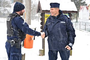 Generał składa życzenia świąteczne policjantom służącym na terenie przygranicznym