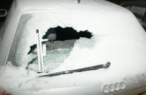 auto zaśnieżone z wybitą szybą