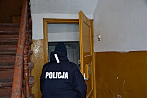 Policjanci zaglądają do pustostanu- aura zimowa