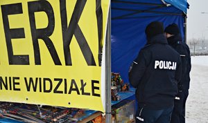 Policjanci kontrolują punkt sprzedaży fajerwerków