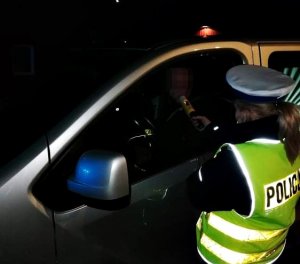Policjantka sprawdza trzeźwość kierowcy