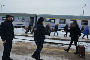 Policjantka na dworcu rozmawia z podróżnymi