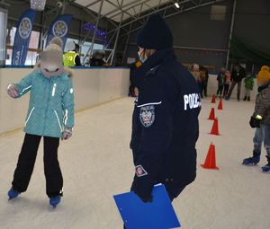 Policjanci z dziećmi na lodowisku