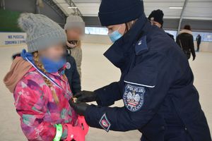 Policjantka z dziećmi na lodowisku