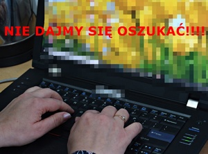 Dłonie na klawiaturze laptopa, na ekranie czerwony napis: Nie dajmy się oszukać!!!