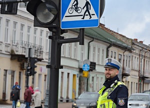 Policjant WRD przed przejściem dla pieszych