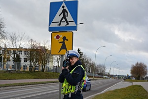 Policjant mierzy prędkość przy przejściu dla pieszych