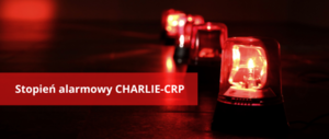 Plakat, na czerwonym tle biały napis: stopień alarmowy CHARLIE–CRP