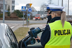 Policjanci WRD kontrolują pojazd