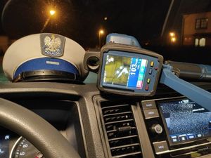 miernik prędkości i czapka policyjna