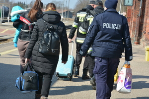 Policjanci pomagają podróżnym
