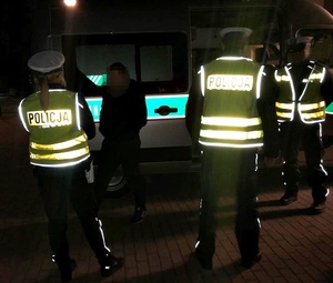 Policjanci kontrolują samochód, noc, działania wspólnie ze strażnikami granicznymi