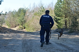 Policjanci w trakcie szkolenia z psami słuzbowymi