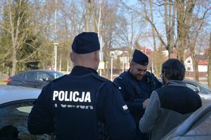 Policjanci i mężczyzna