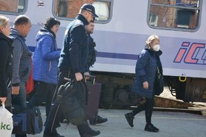 Policjanci i podróżni w tle pociąg