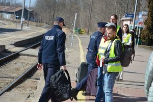 Policjanci i inni ludzie na dworcu