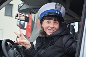 Dziwyczyna w czapce policjanta ruchu drogowego w radiowozie