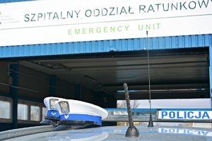 Radiowóz pod szpitalem, na dachu dwie czapli policjantów WRD, widoczny napis Szpitalny Oddział Ratunkowy