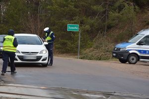 Policjant ruchu drogowego podczas kontroli