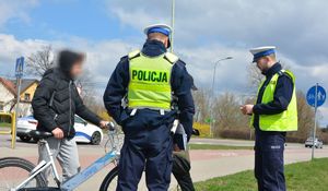 Policjanci kontrolują rowerzystę