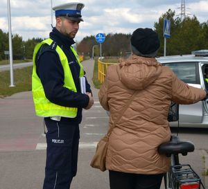 Policjant kierujący rowerzystkę