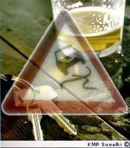 alkohol kluczyki i znak drogowy