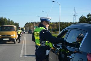 Policjant  kontroluje trzeźwości kierowców