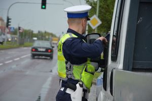 Policjant ruchu drogowego podczas kontroli kierowcy