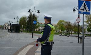Policjant przy przejściu dla pieszych